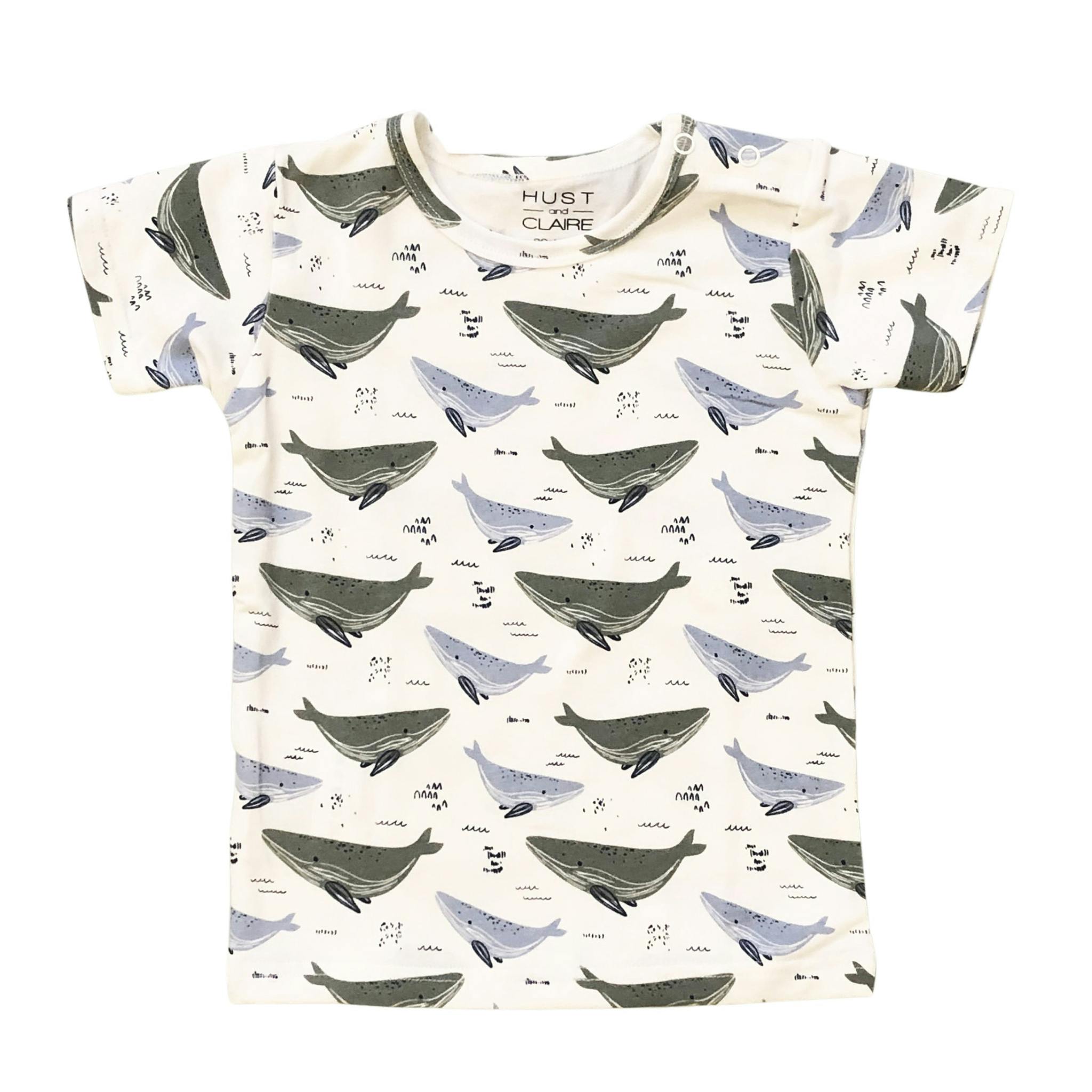 Härlig t-shirt till barn med ett heltäckande mönster med valar.