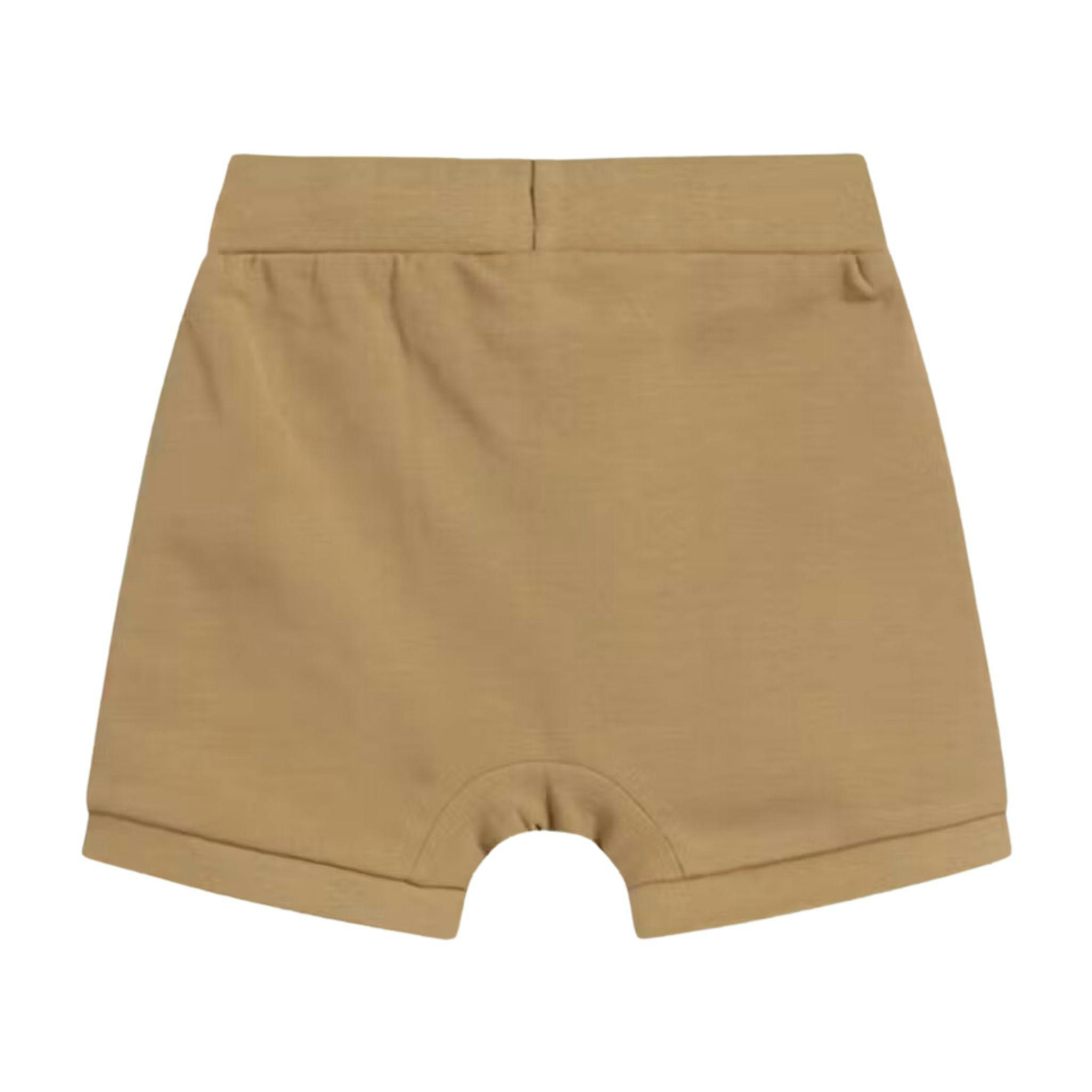 Sköna beiga shorts till baby med resår och knytband i midjan från Hust & Claire.