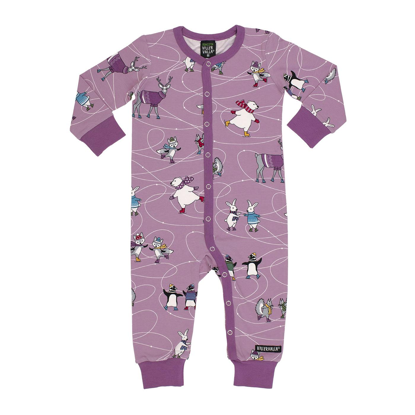 Söt heldress/pyjamas med djur på skridskor och en ljuvlig färg i lila från Villervalla.