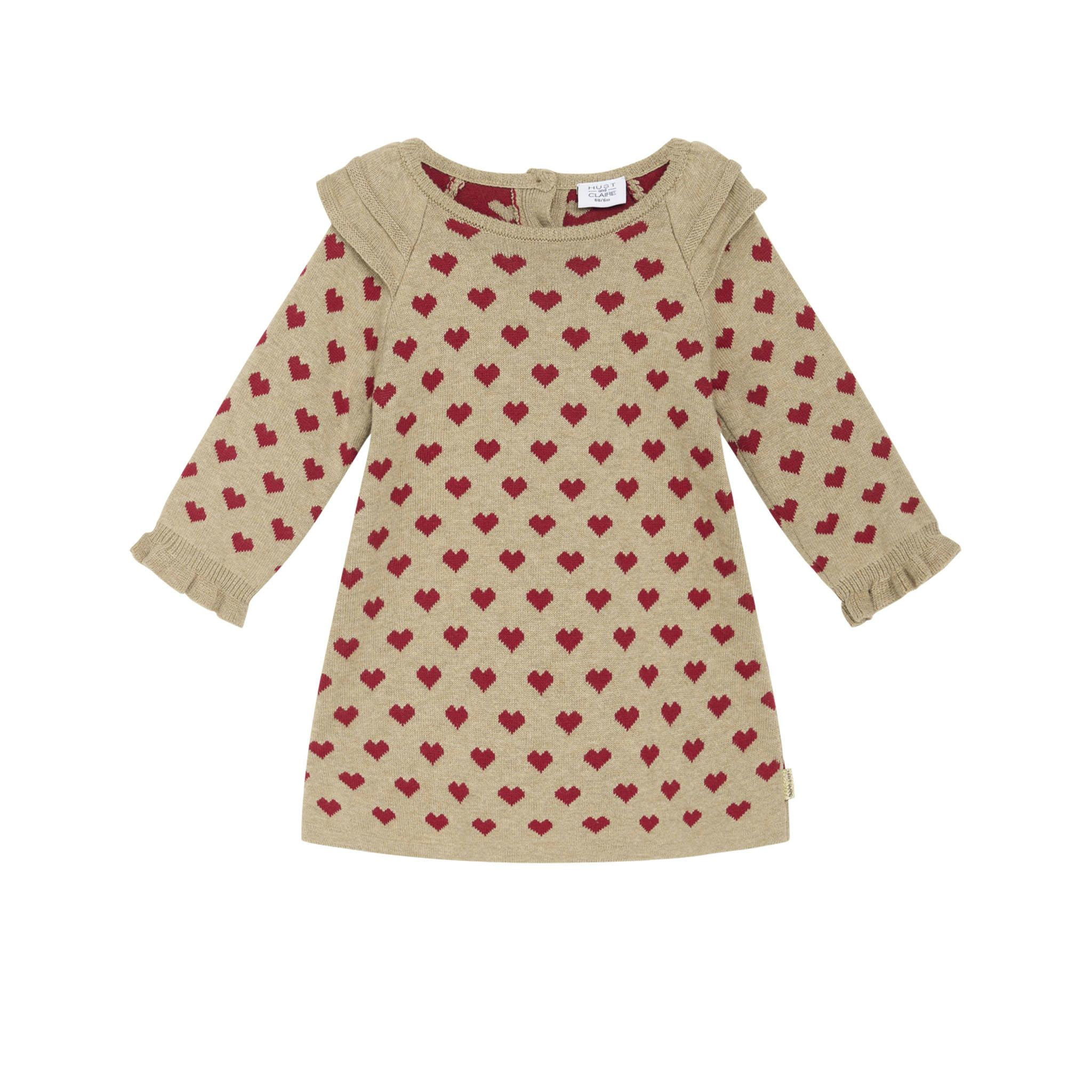 Från Hust & Claire en stickad babyklänning i mjuk beige bomull med röda hjärtan.