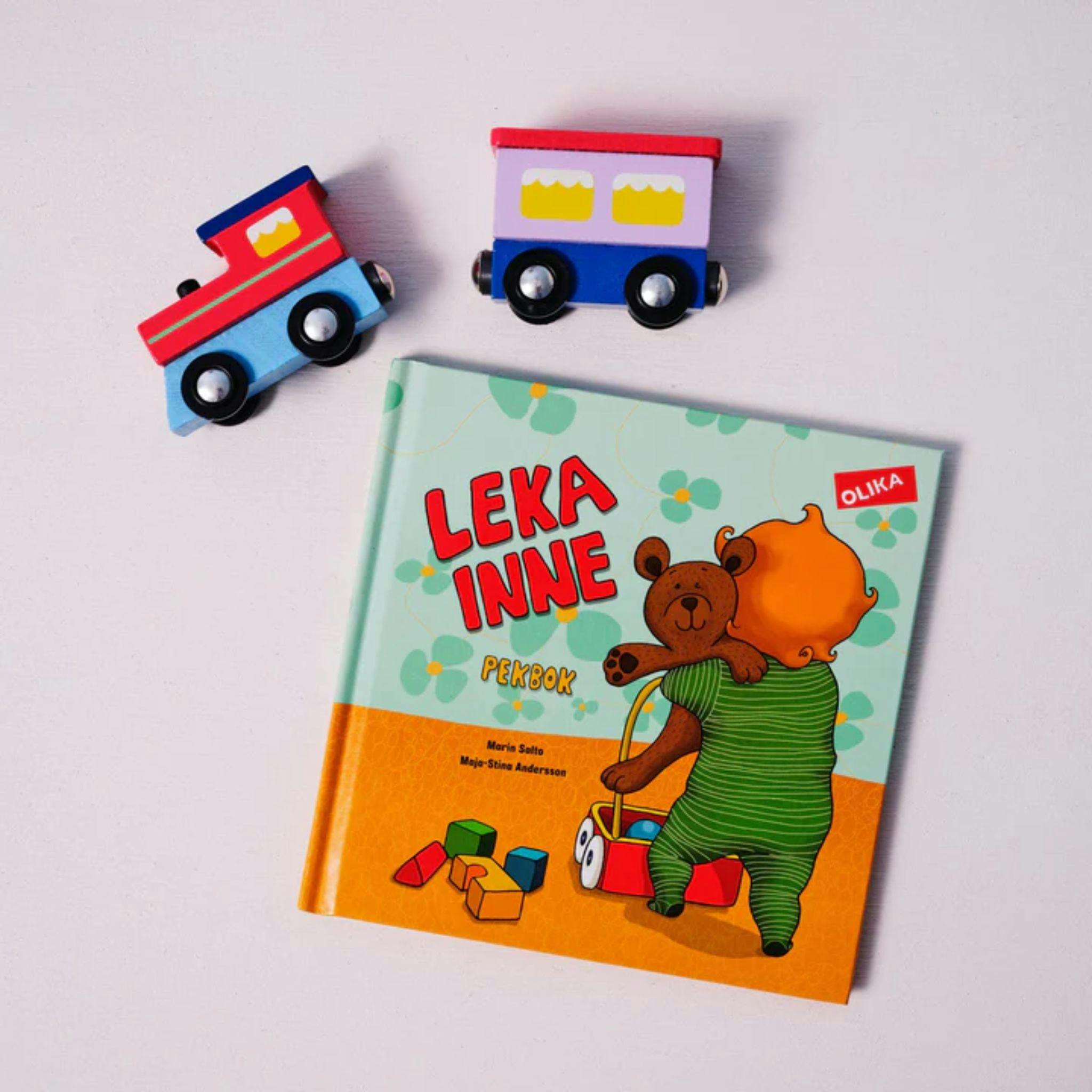 En fin bok för barn ålder 0-2år från Olika förlag leka inne.