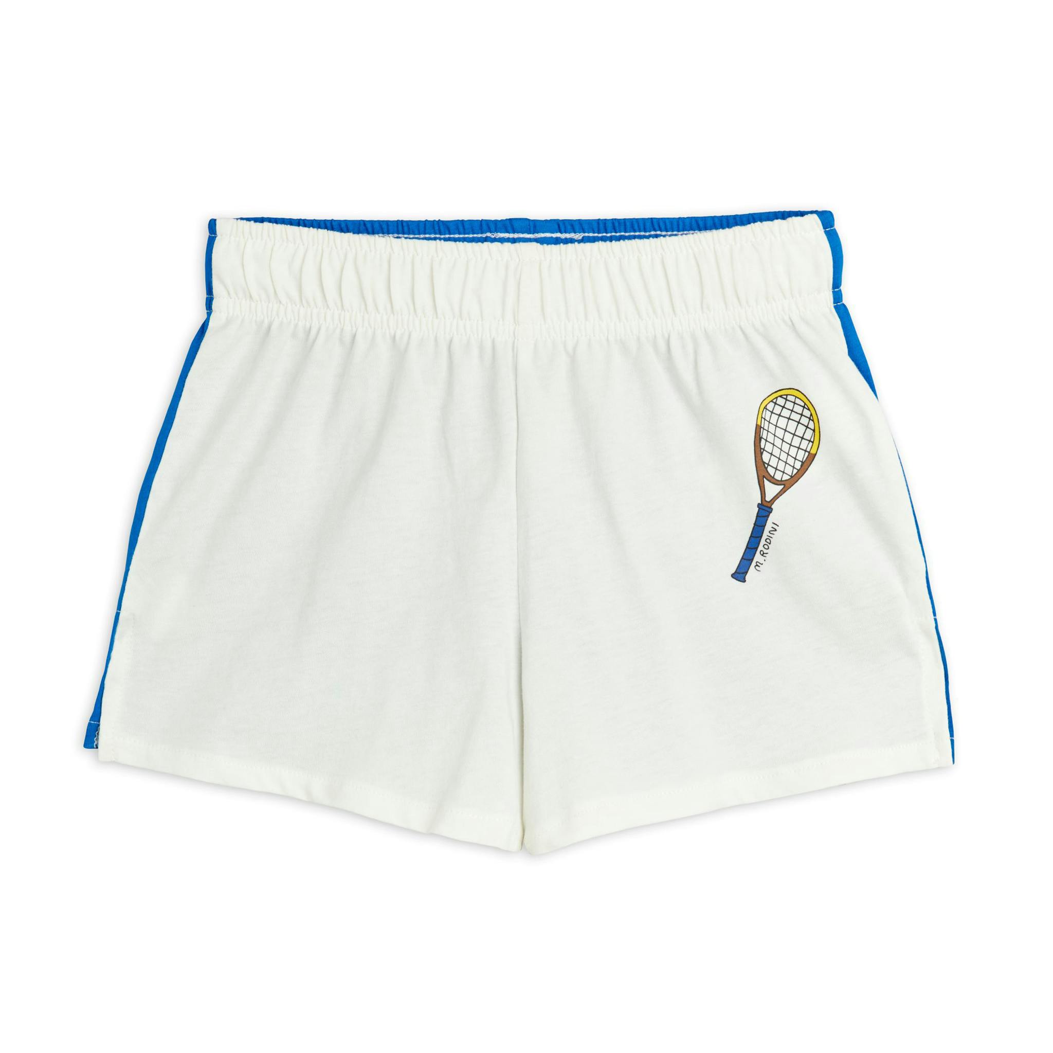 Blå och vita shorts från Mini Rodini. Litet tennisracket framtill på vänster sida.