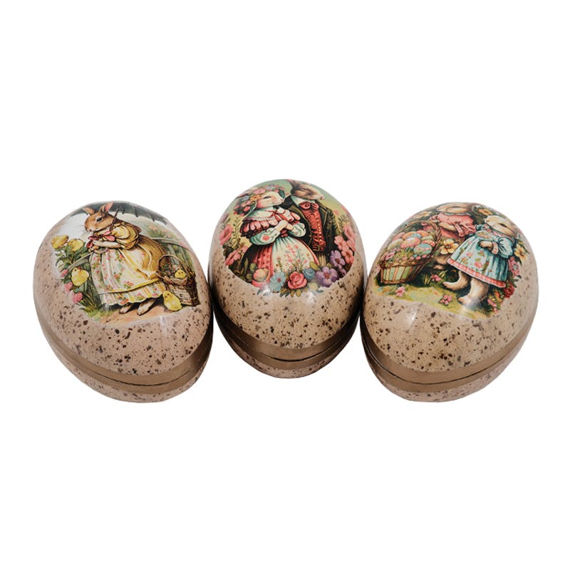 Gammaldags vackert påskägg i vintagestil med olika motiv på en harfamilj.