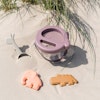 Superfint strandset med hink, spade och sandformar, tillverkat i Danmark.