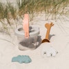 Superfint strandset med hink, spade och sandformar, tillverkat i Danmark.