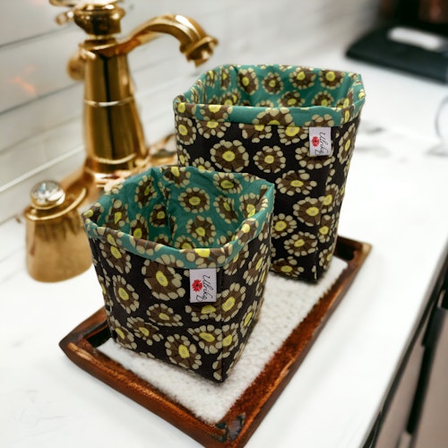 set med korgar i floral coral på svart och havsgrönt