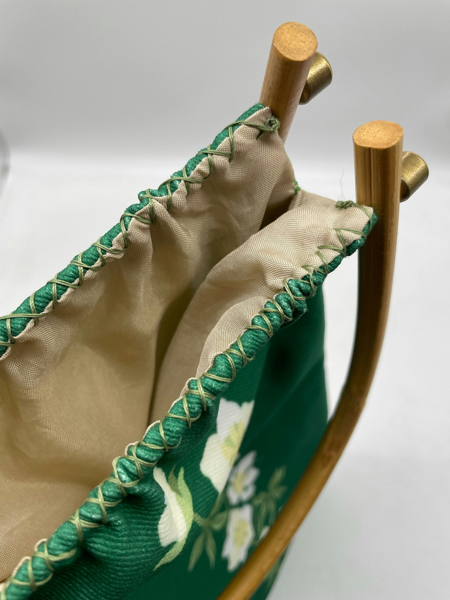 bärpåse väska hantverk Helleborus julros mönsterdesign textildesign gots hållbart grön förvaring