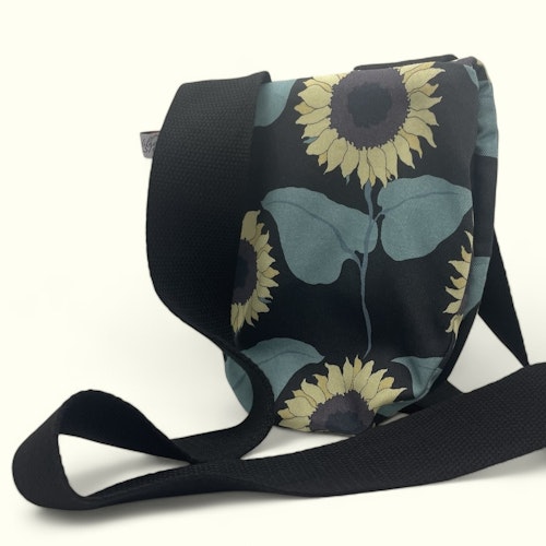 Lovis på svart, "bits n pieces"/cross body-axelremsväska