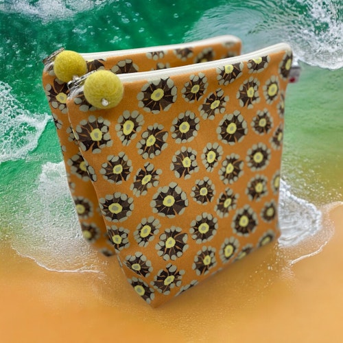 större makeup-väska/liten necessär i mönstret Floral coral på vintage orange