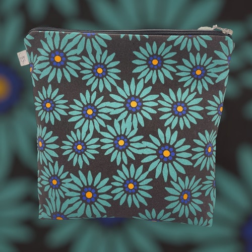 större makeup-väska/liten necessär i mönstret Mediterranean meadow