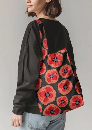 red n grey poppies på svart bomull
