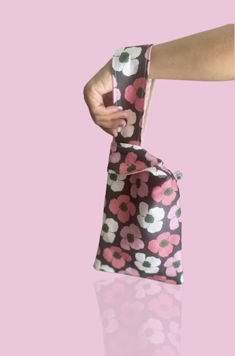 liten knotbag i rosa Keshi på brunt
