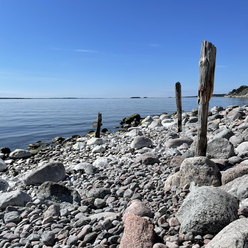 Stenstranden, mitt skärgårdsinspirerade mönster på svart kuddfodral