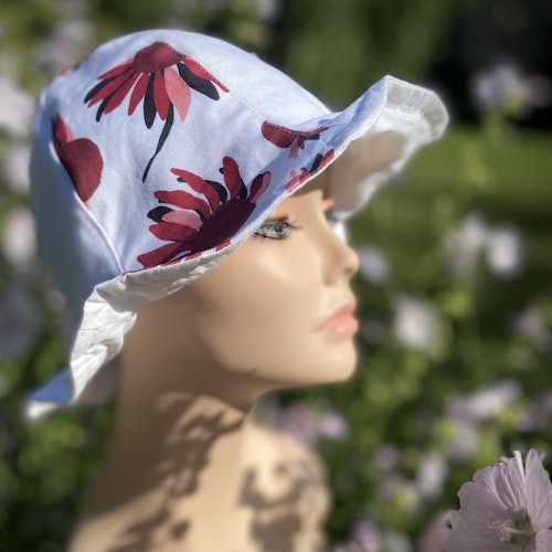 wavy n happy hat i vita Salut! i twill, varvat med vitt secondhandtyg