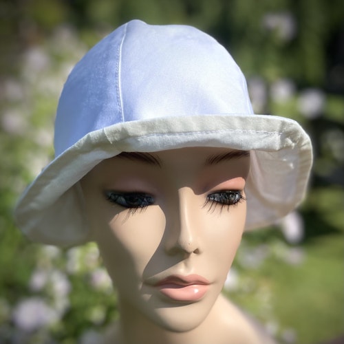 en vit easy n breezy solhatt sydd i twill