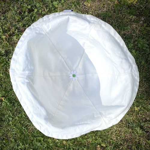 en vit easy n breezy solhatt sydd i twill