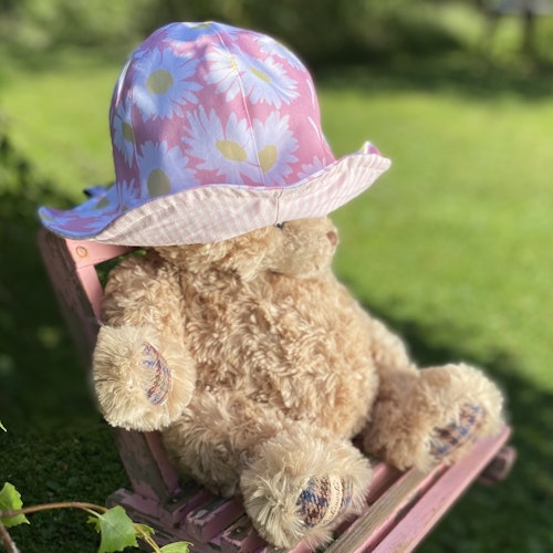 en rosa blomsterhatt i mönstret Anna, sydd i twill