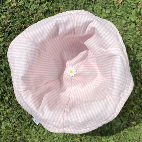 en rosa blomsterhatt i mönstret Anna, sydd i twill