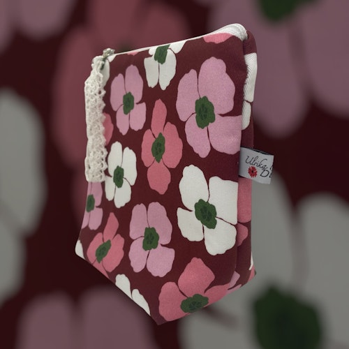 större makeup-väska/mindre necessär i det rosa vallmomönstret Keshi på mörkrött