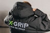 I vanlig X-GRIP-stil med broderad logga på bröst, axel och rygg.