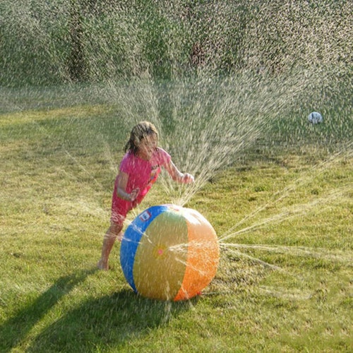 Köp uppblåsbar vattensprayboll – Sprinkler badboll från Coolasteprylarna.se