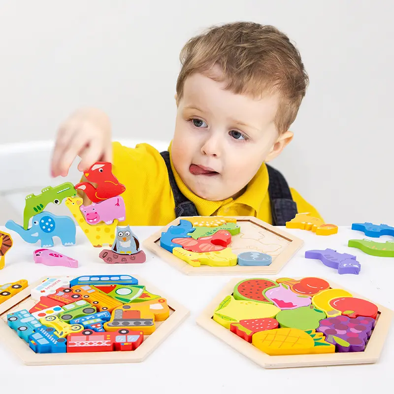 Färgglatt Montessori pussel i trä för barn. 15st bitar med olika fordon.