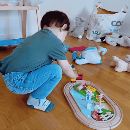 Köp tågbana, järnväg i trä med bondgård