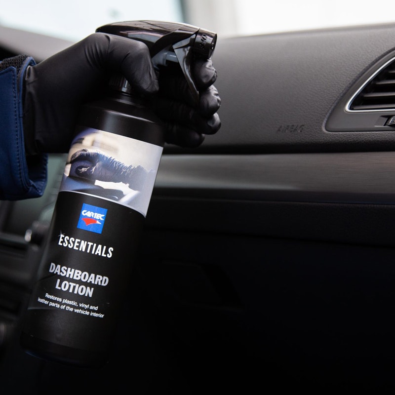 Interior återställning - Cartec Dashboard Lotion applicering