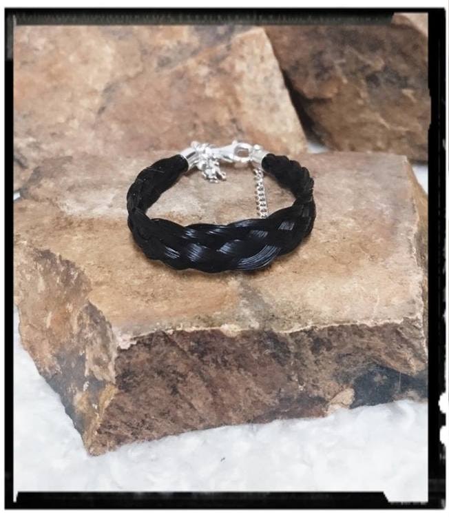 Svart femflätat armband.