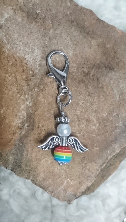 Ängel regnbågsfärg silverfärgade detaljer.