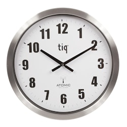 Tiq Väggur 40 cm Radiokontrollerat GMT+2 Vit urtavla Aluminium ram