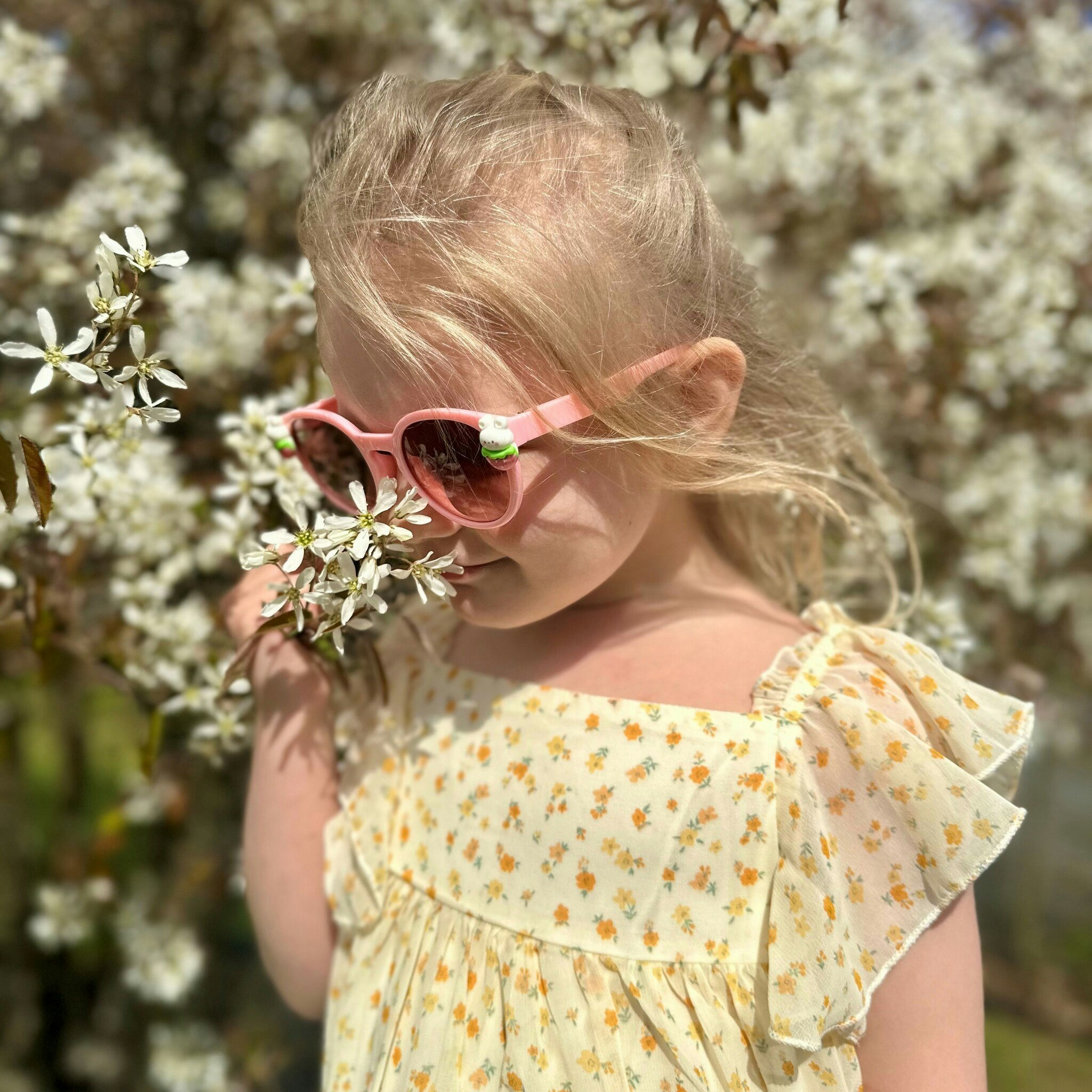 Suntique® Solbus rosa med kaniner solglasögon för barn