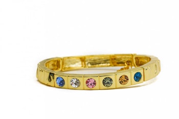 Armbånd med stener.