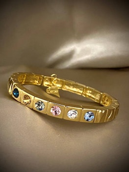 Armbånd med stener.