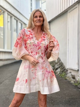 Naya kjole  kort .🌸Rosa