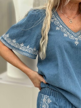 Tarina topp med puffarm og broderier
