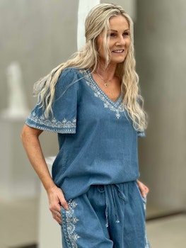 Tarina topp med puffarm og broderier