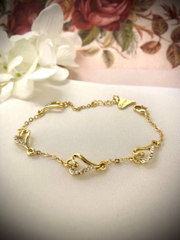 Armbånd med hjerter og små krystaller