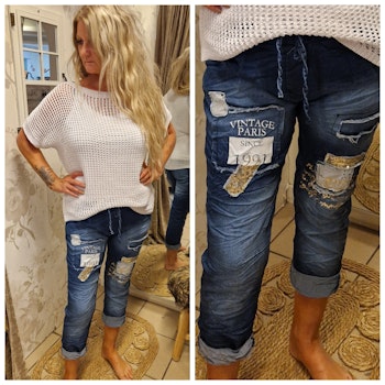 Jeans med gulldetaljer og lapper