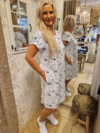 Hvit kjole med broderier lin