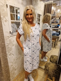 Hvit kjole med broderier lin