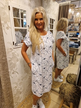 Hvit kjole med broderier lin