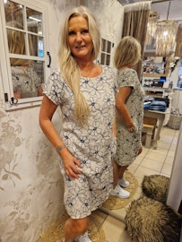 Beige linkjole med blå broderier