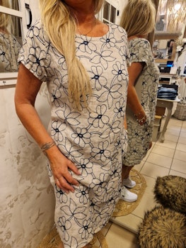 Beige linkjole med blå broderier