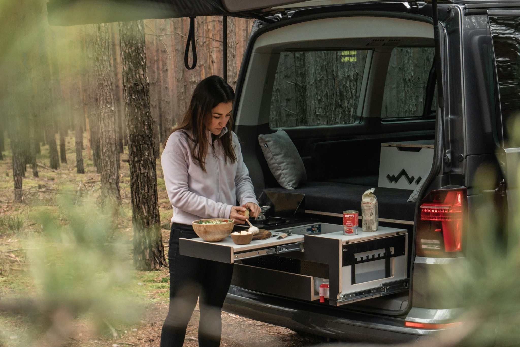 Visu Moie campinginnredning med komplett kjøkkenløsning for varebil og kombibil