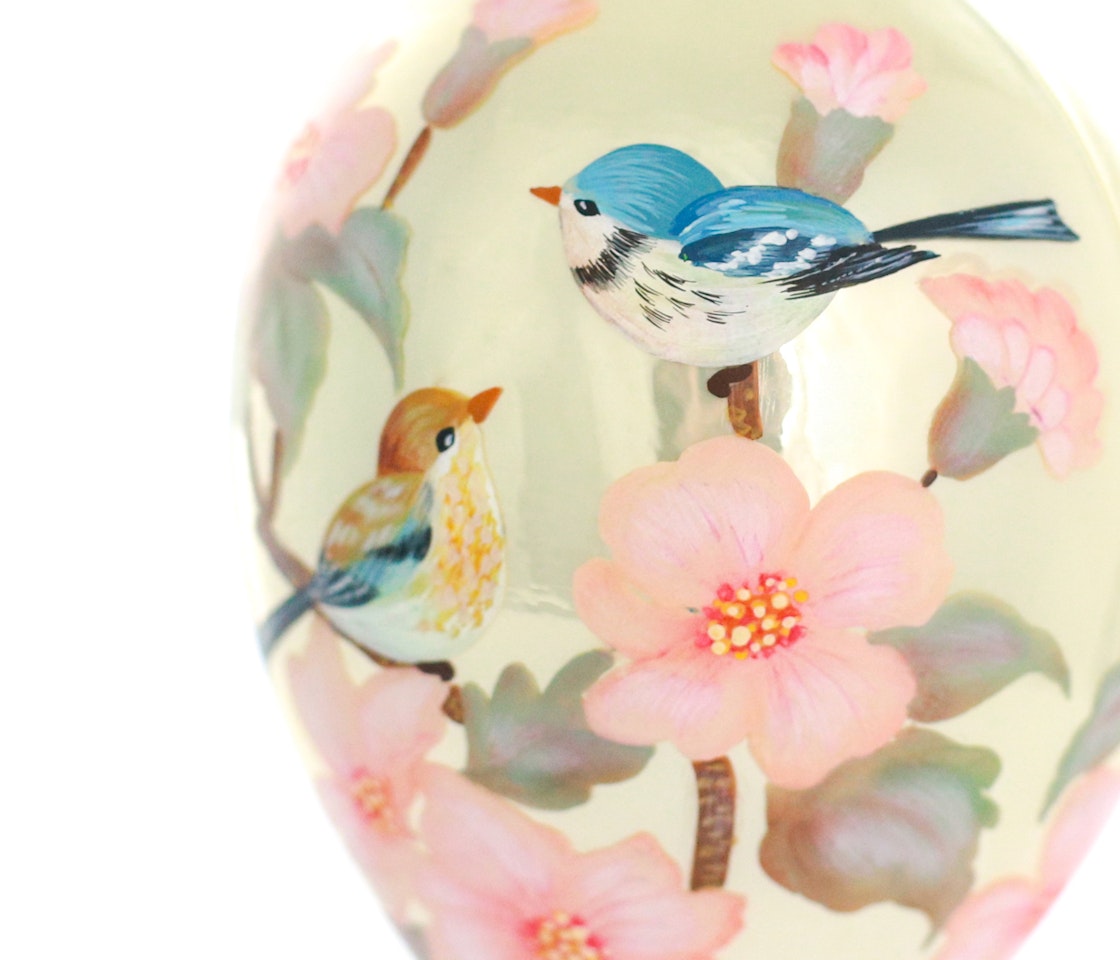 Fuglene på eplegreina, 13 cm hånddekorert glassegg