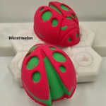 Marihøne vannmelon badebombe med skum