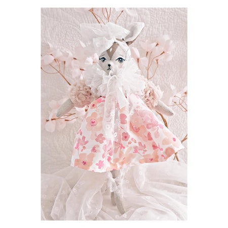 Håndlagd kosedyr, rådyr med bolero og rosa blomstret kjole, 35 cm