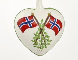Hjertet med norske flagg 9,5 cm, hånddekorert glasshjerte