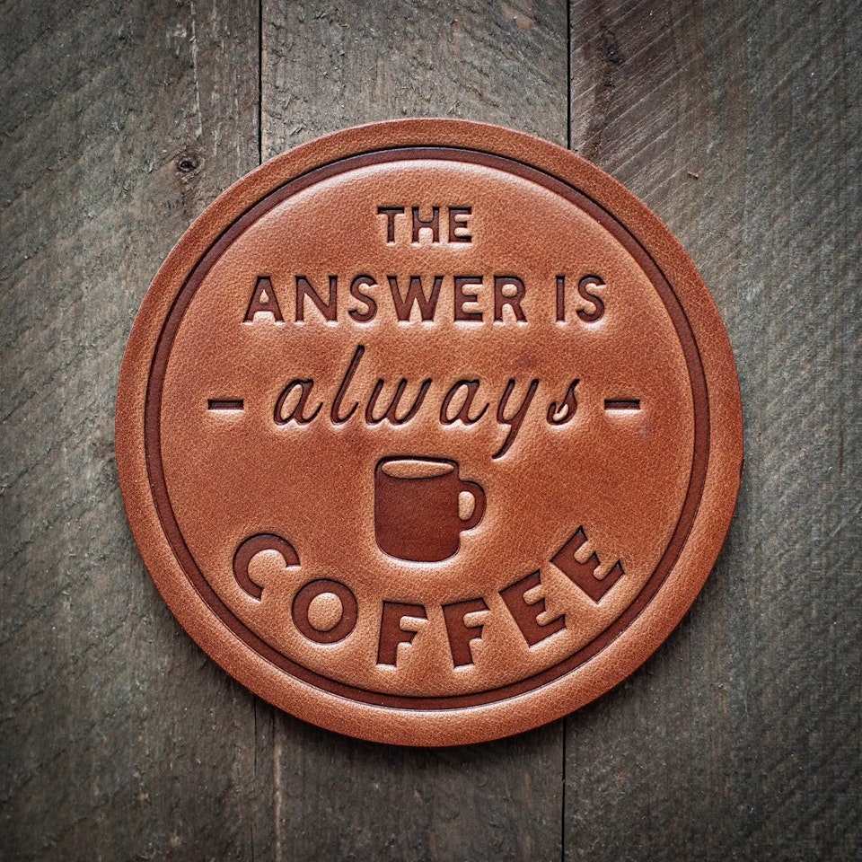 The answer is always coffee glassbrikke i skinn, 10 cm